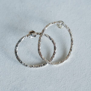 Aros diseño asimétrico cincelados