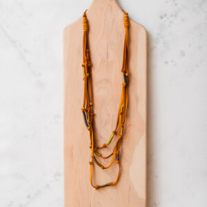 Collar amarillo de reno embarrilado con hilos metálicos