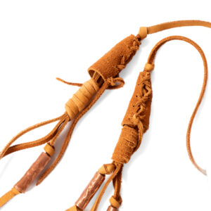 Collar café con conos de cuero cosidos a mano