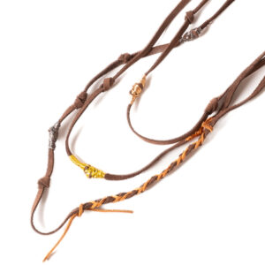 Collar café con nudos de macrame embarrado con hilos_2