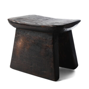 Banco rústico de madera de castaño ahumado