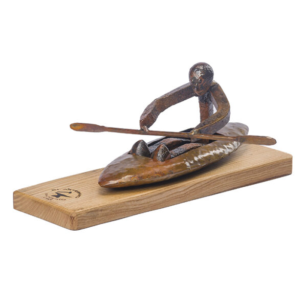 escultura hombre kayak