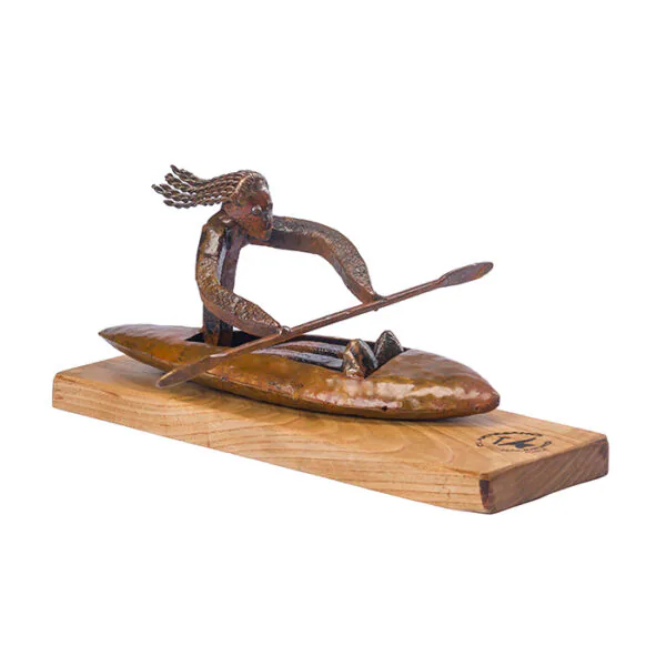 escultura mujer kayak