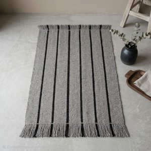 Bajada de cama gris con negro 137x74 cm.