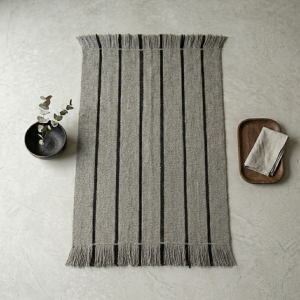 Bajada de cama gris y negro 140x76 cm.