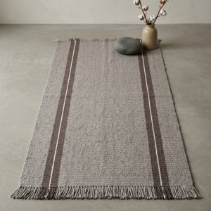 Bajada de cama gris y café 144x69 cm.