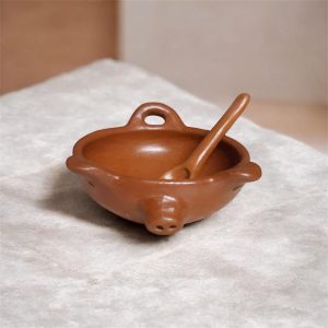 Pocillo de greda pebre chancho 12x4 cm.