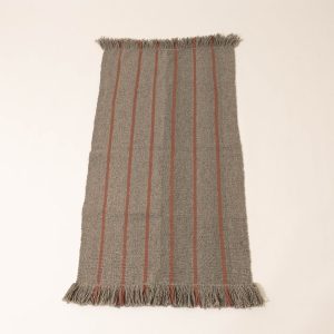 Bajada de cama telar gris y rosado 142x74 cm.