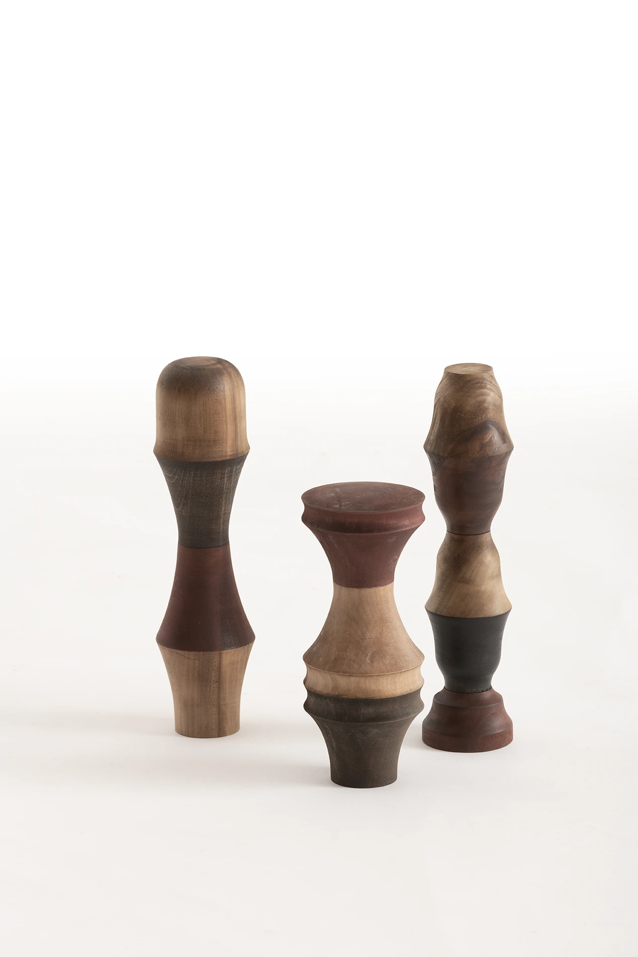 Tres piezas escultóricas de madera torneada de Colección Color