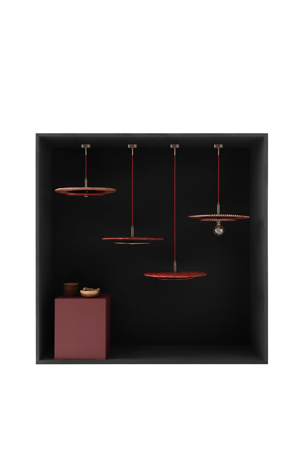 Luminarias colgantes artesanales exhibidas en un ambiente de interiorismo oscuro, Colección Color